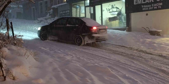 Van’da yoğun kar yağışı nedeniyle uçak seferleri iptal edildi