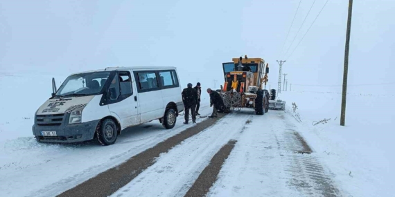 Yolda kalan araçlar belediye ekipleri tarafından kurtarıldı