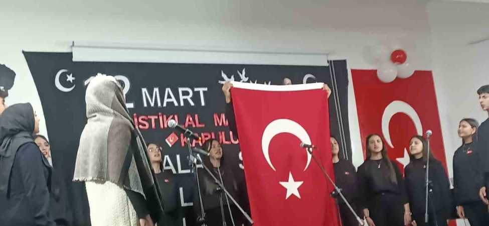 ozalpte-istiklal-marsinin-kabulu-ve-mehmet-akif-ersoyu-anma-gunu-YJrWfrNB.jpg