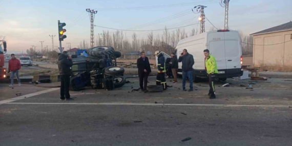 Van’da traktör ile minibüs çarpıştı; 2 yaralı