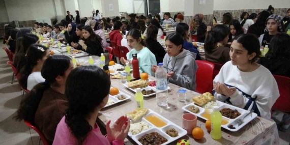 Van’daki okul pansiyonlarında restoranları aratmayan yemek menüsü